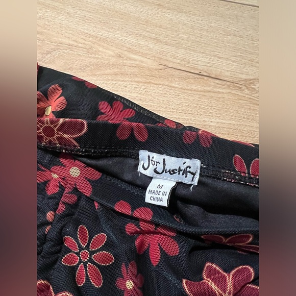 J for Justify Black & Floral Mini Skirt
Front ruching Drawstring Elastic waist - Picture 2 of 3